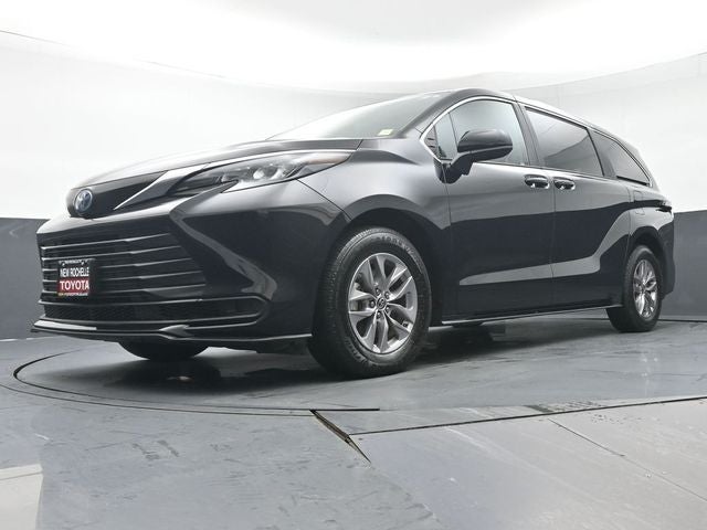 2025 Toyota Sienna LE 8 Passenger