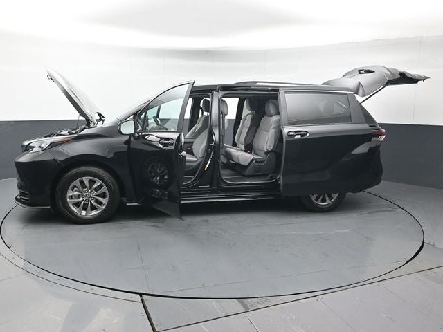2025 Toyota Sienna LE 8 Passenger