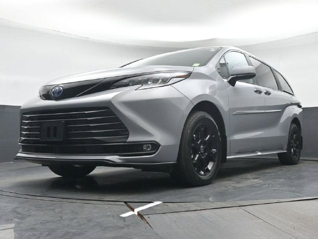 2025 Toyota Sienna Woodland Edition 7 Passenger