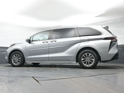 2023 Toyota Sienna XLE 8 Passenger